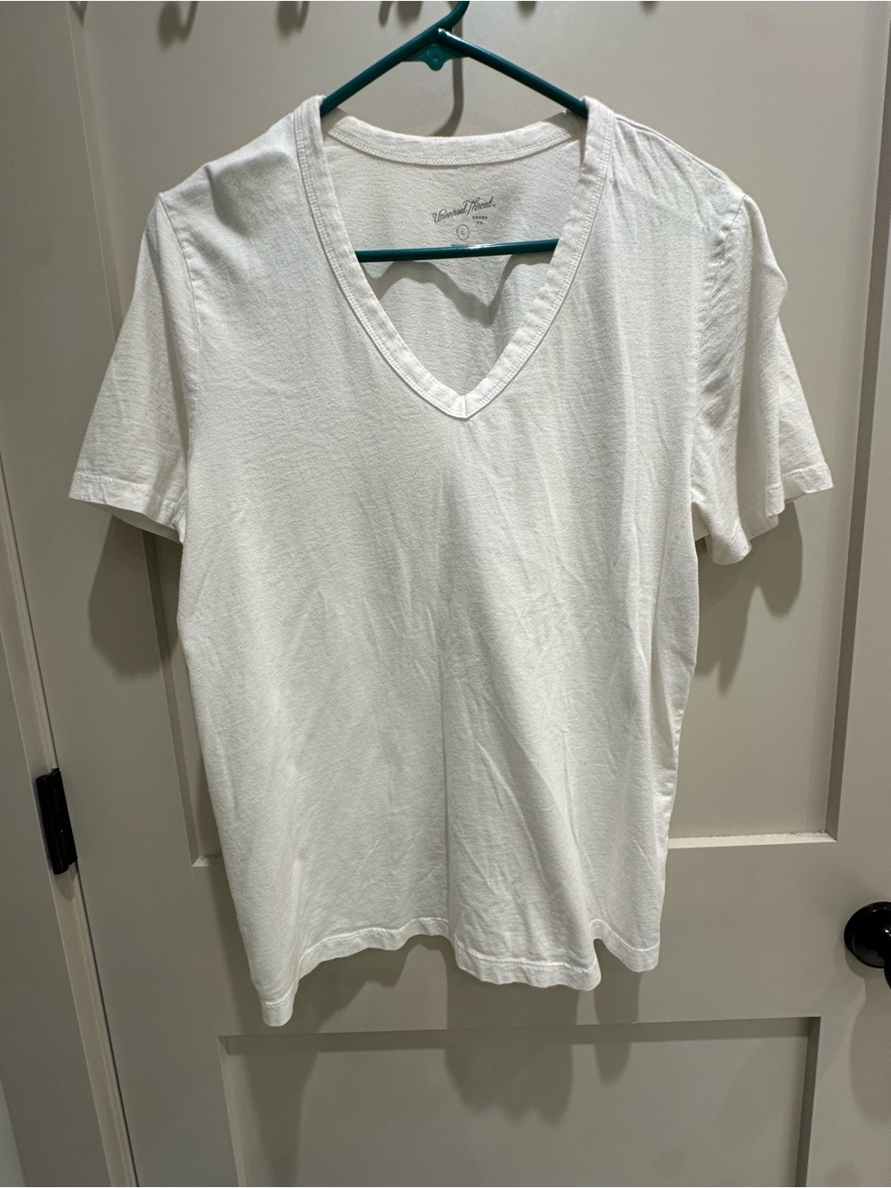Universal Thread White V-Neck Short Sleeve Tee